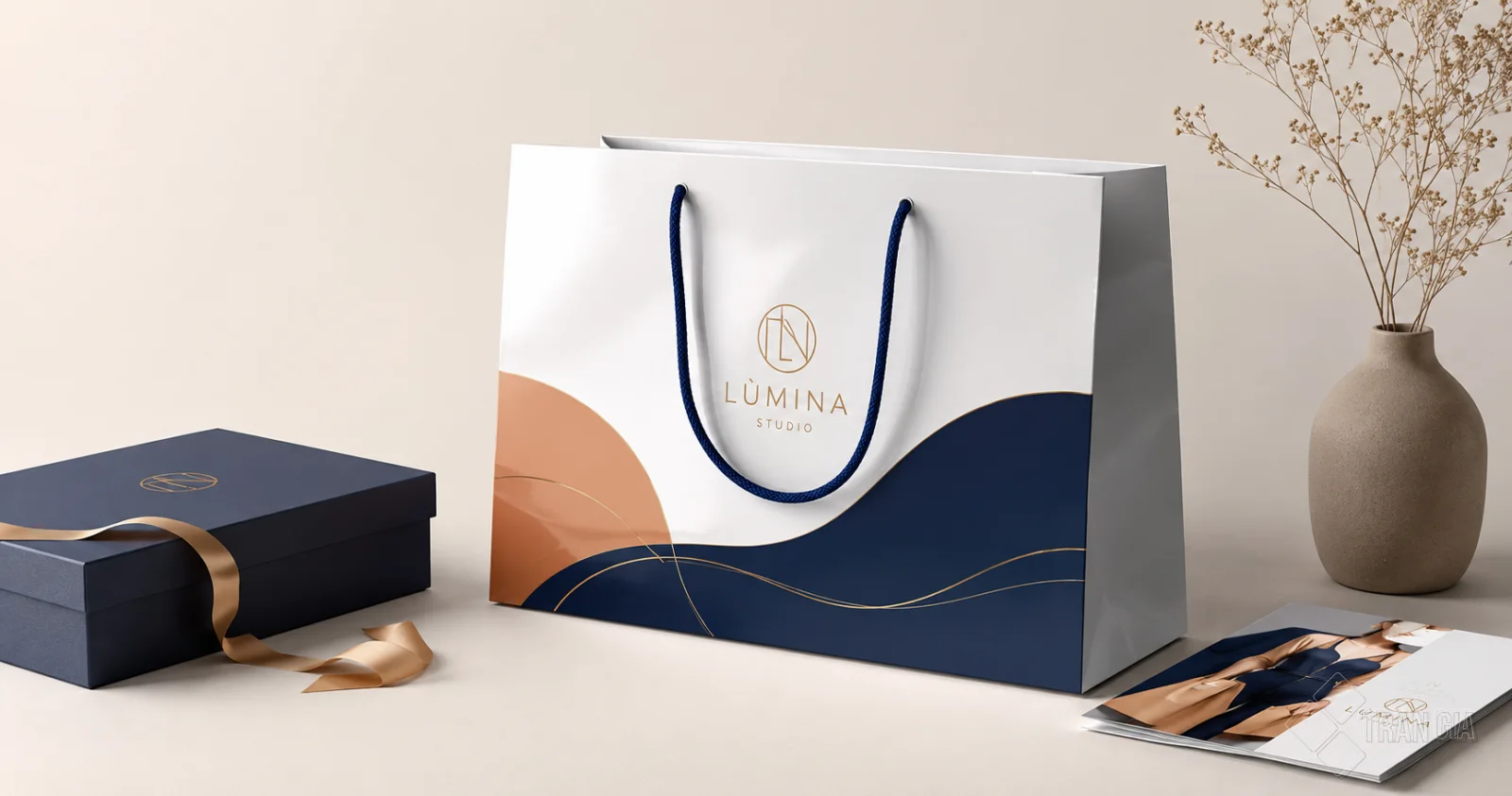 Túi giấy Couche cán bóng in thương hiệu Lumina Studio với quai dây dù xanh, phối màu hiện đại.
