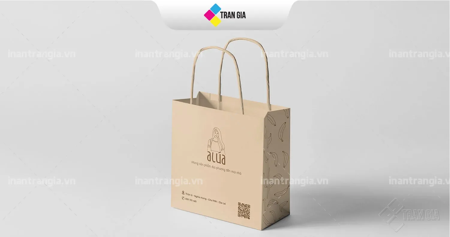 tui-giay-kraft.webp Túi giấy Kraft in logo Alúa với quai giấy xoắn và mã QR thương hiệu